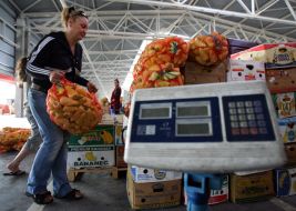 Продавець складає мішки з перцем