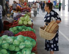 Покупець вибирає овочі