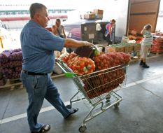 Покупець везе візок з овочами