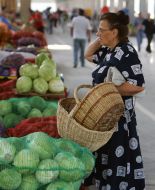 Покупець вибирає овочі