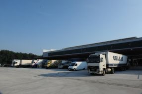 Вантажні автомобілі біля оптового ринку 