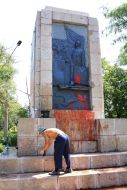 Памятник борцам за советскую власть, облитый краской