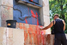 Памятник борцам за советскую власть, облитый краской