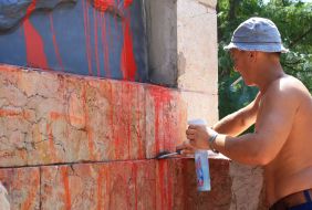 Памятник борцам за советскую власть, облитый краской