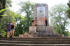 Памятник борцам за советскую власть, облитый краской