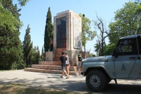 Памятник борцам за советскую власть, облитый краской