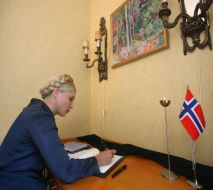 Yulia Tlimoshenko writes in a condolence book