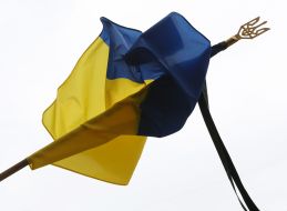 Чорна стрічка на національному прапорі України