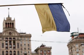 Чорна стрічка на національному прапорі України 