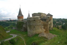 Разрушенная башня заповедника «Старая Крепость» 