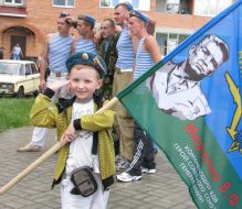 A boy in a beret of paratrooper
