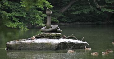 "Snake" fountain