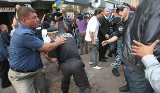 Милиция оттесняет сторонников Юлии Тимошенко от здания суда