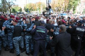 Милиция оттесняет сторонников Юлии Тимошенко от здания суда