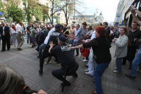 Люди пытаются убрать металлическое ограждение