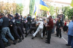 Милиция оттесняет сторонников Юлии Тимошенко от здания суда