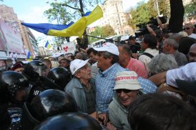 Милиция оттесняет сторонников Юлии Тимошенко от здания суда