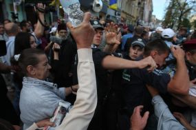 Милиция оттесняет сторонников Юлии Тимошенко от здания суда