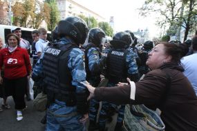 Милиция оттесняет сторонников Юлии Тимошенко от здания суда