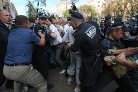 Милиция оттесняет сторонников Юлии Тимошенко от здания суда