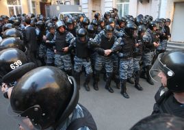 Soldiers of "Berkut" convoy a paddy wagon with Timoshenko