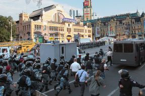 Soldiers of "Berkut" convoy a paddy wagon with Timoshenko