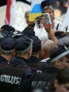 Supporters of Timoshenko surrounded by militia officers