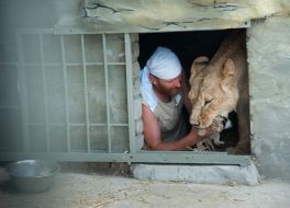 Aleksandr Pylyshenko and lioness Katya