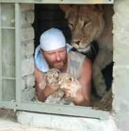 Aleksandr Pylyshenko and lioness Katya