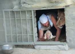 Aleksandr Pylyshenko and lioness Katya