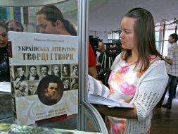 Відвідувачка виставки