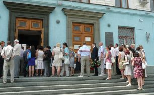 Queue to the book of condolences