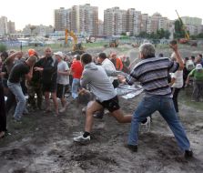 A fight between guards and protesters