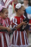 Children hold pigeons