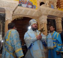 Архиепископ Онуфрий правит службу