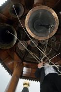 Звонарь звонит в колокола