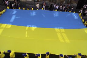Young people carry the 12-meter flag of Ukraine 