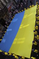 Young people carry the 12-meter flag of Ukraine