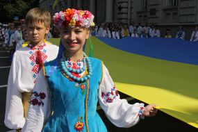 Young people carry the 12-meter flag of Ukraine