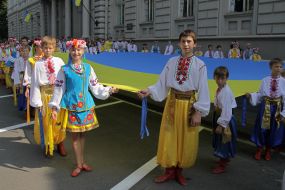 Young people hold the 12-meter flag of Ukraine