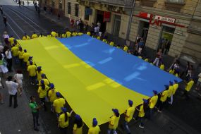 Young people carry the 12-meter flag of Ukraine