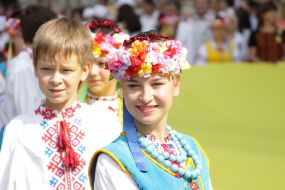 Young people are in the Ukrainian national suits