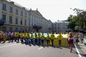 Young people carry the 12-meter flag of Ukraine