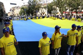 Young people hold the 12-meter flag of Ukraine