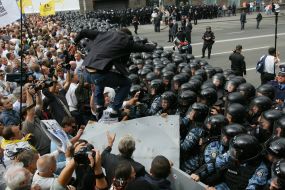 The participants of the meeting try to break the cordon of militia