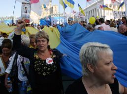 The participants of the meeting carry the flag of Ukraine