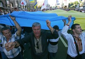 The participants of the meeting carry the flag of Ukraine