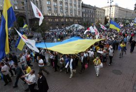 The participants of the meeting carry the flag of Ukraine
