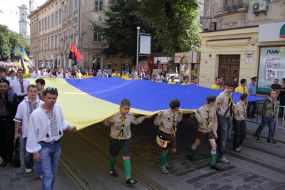 Участники шествия несут Государственный флаг Украины