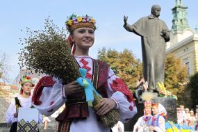 Девушка в украинском национальном костюме